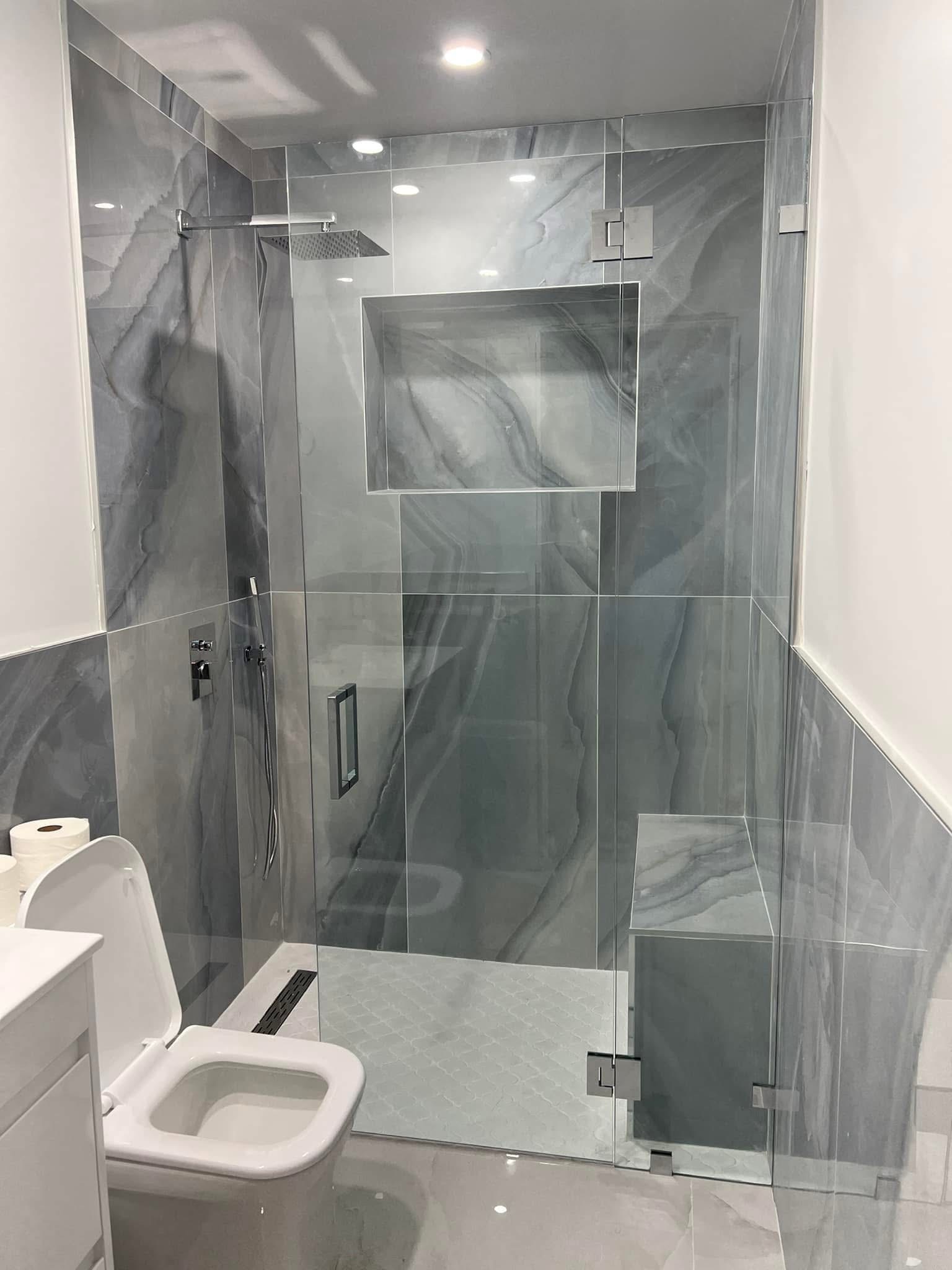 Baño moderno gris con ducha de cristal