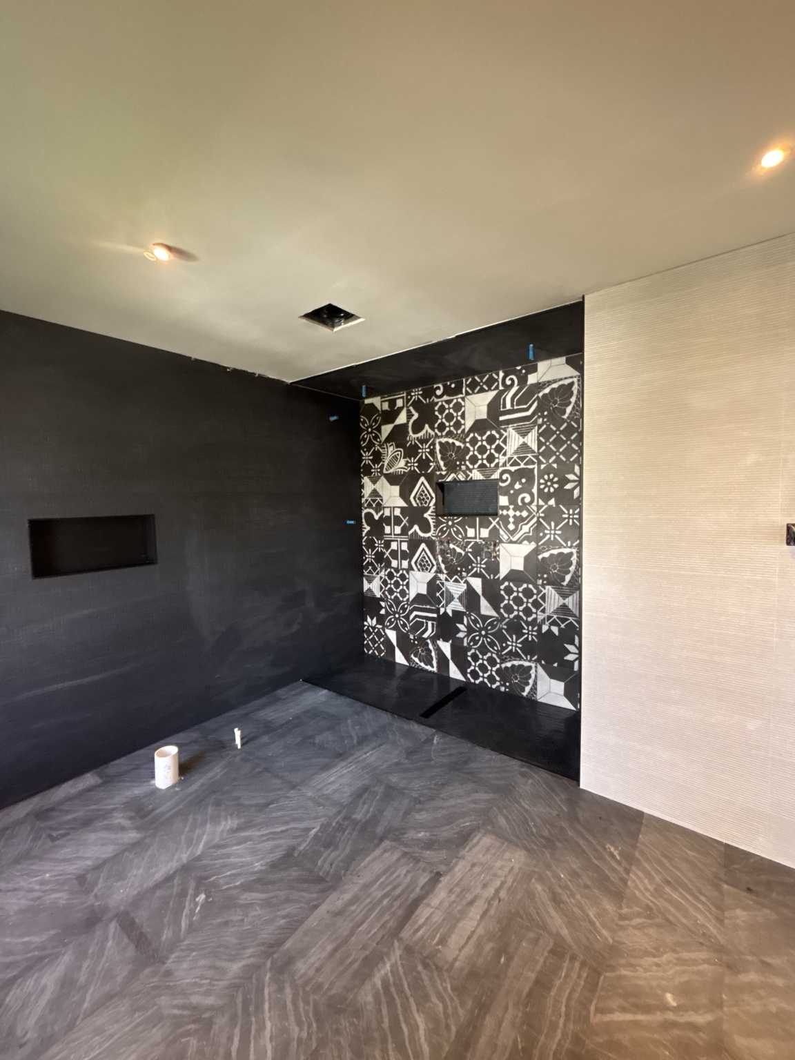 Remodelación de baño con azulejos en proceso
