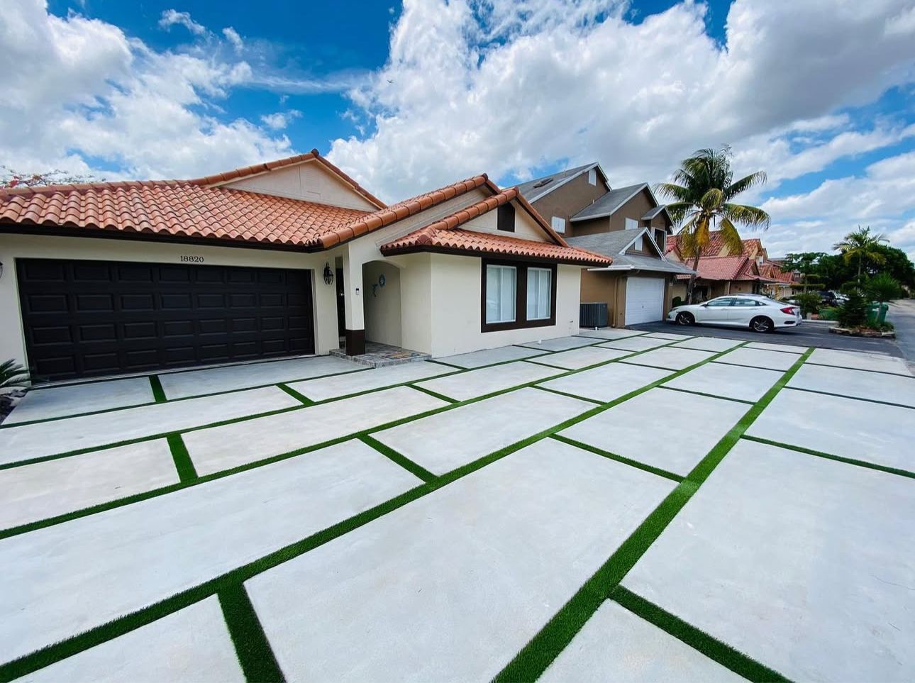 Entrada exterior remodelada con diseño geométrico