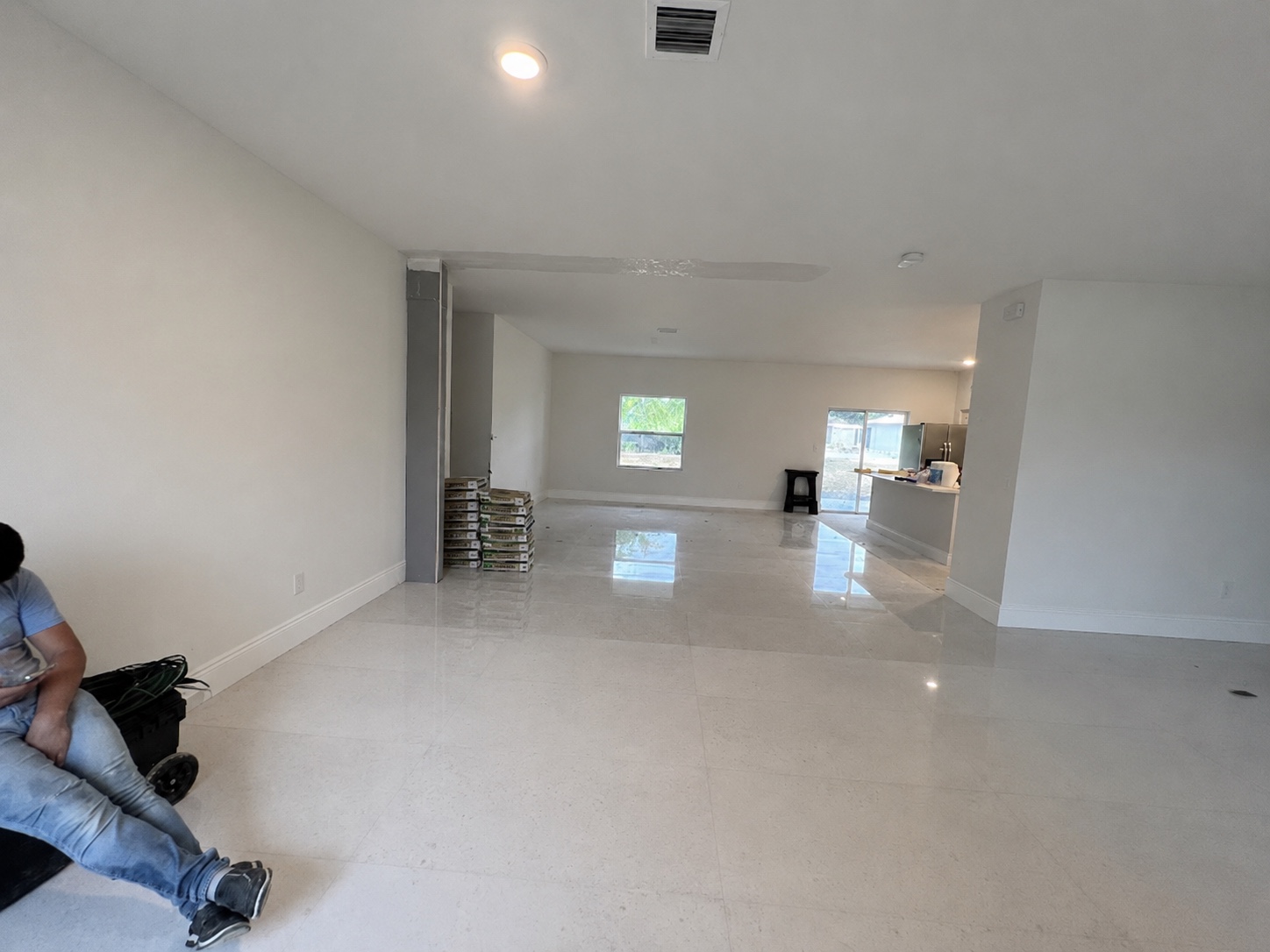 Piso claro en interior durante remodelación
