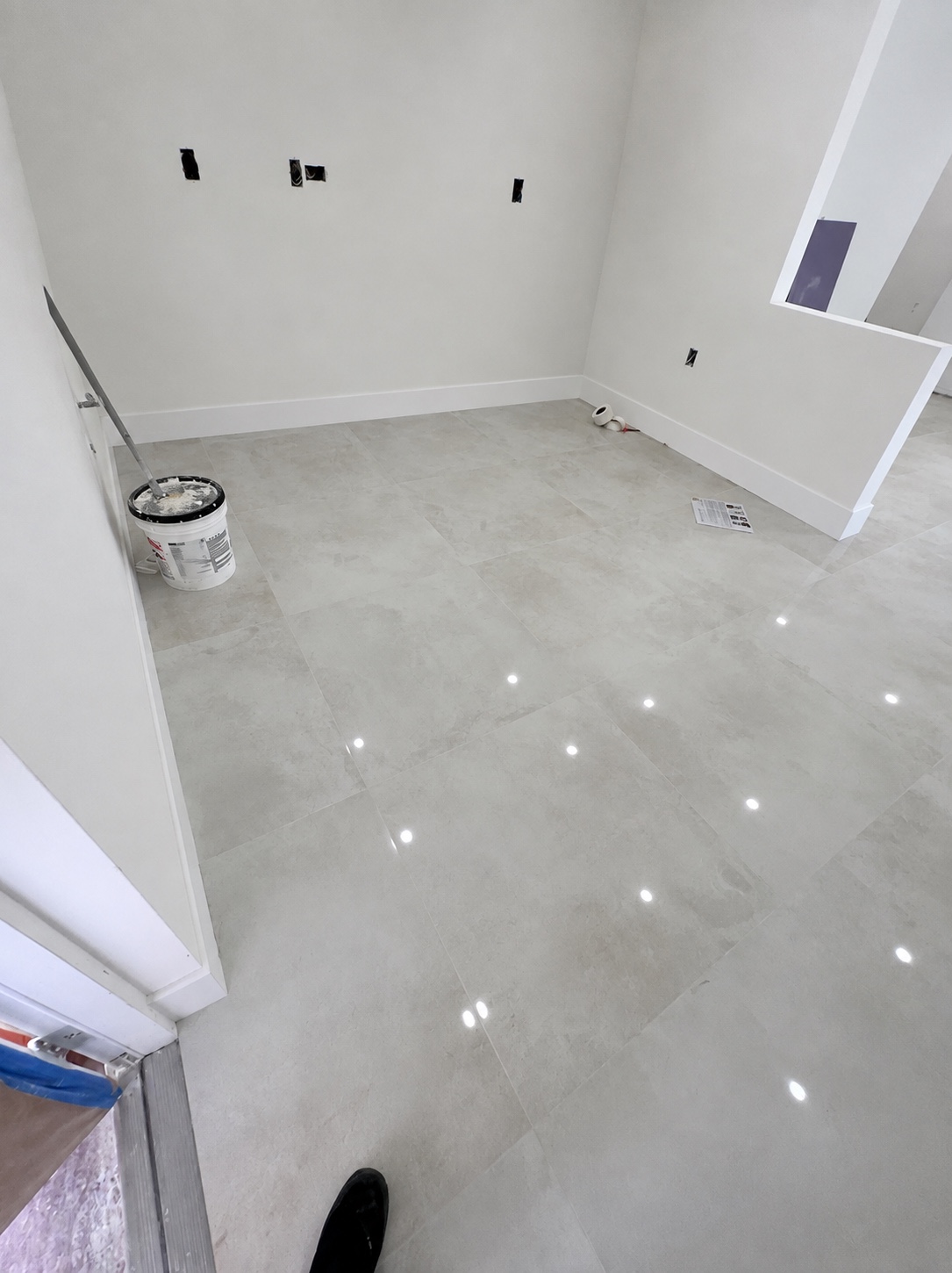 Piso claro brillante y zócalos blancos en interior