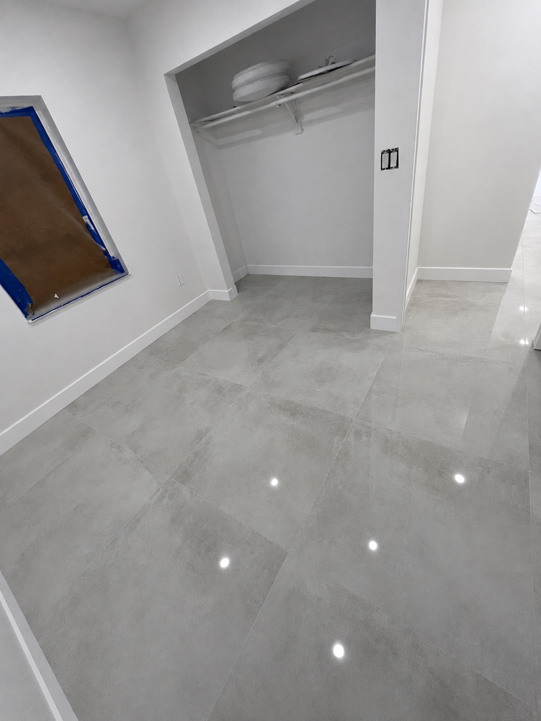 Piso claro brillante en habitación con clóset