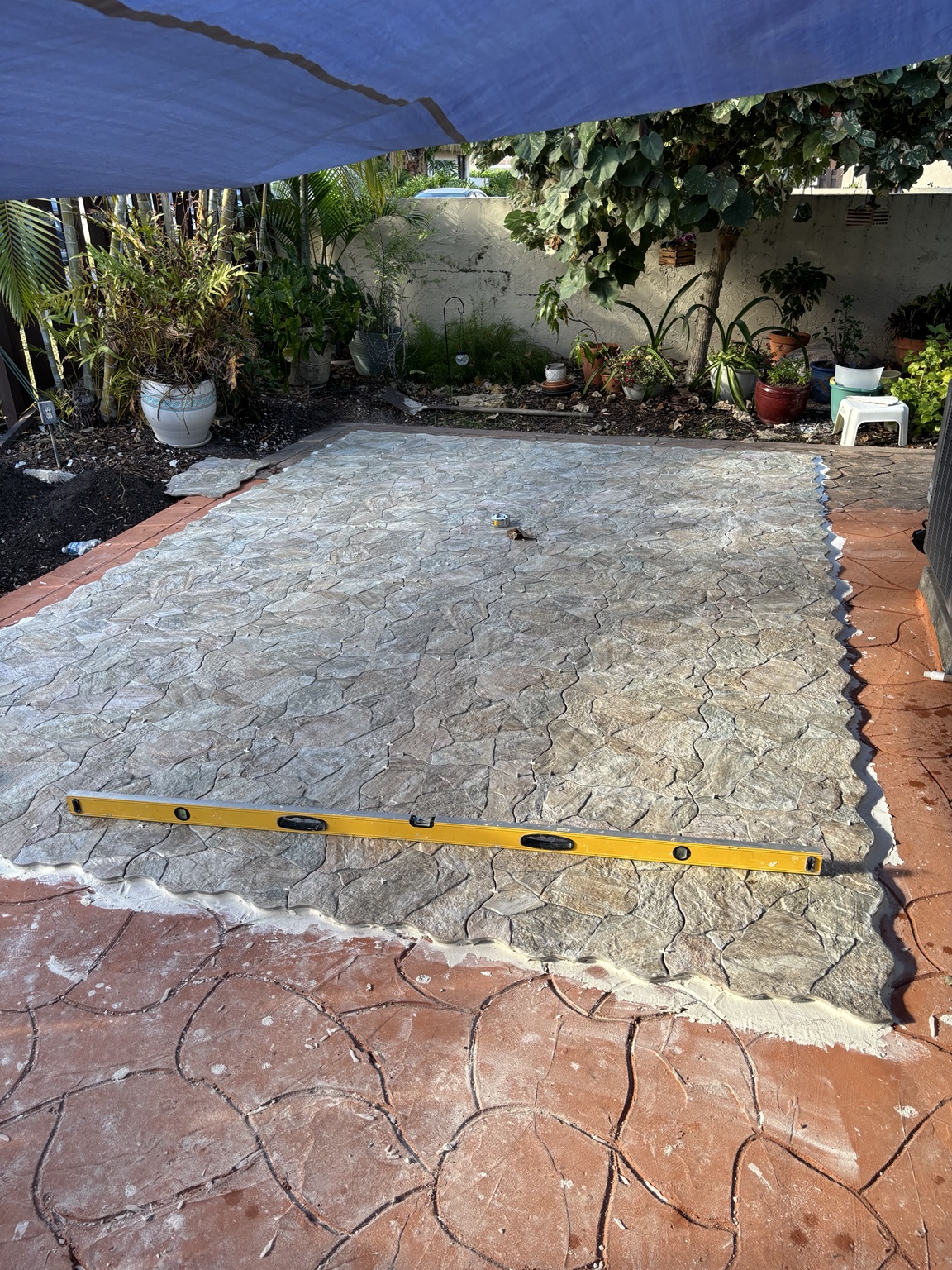 Instalación de acabado de piedra en patio