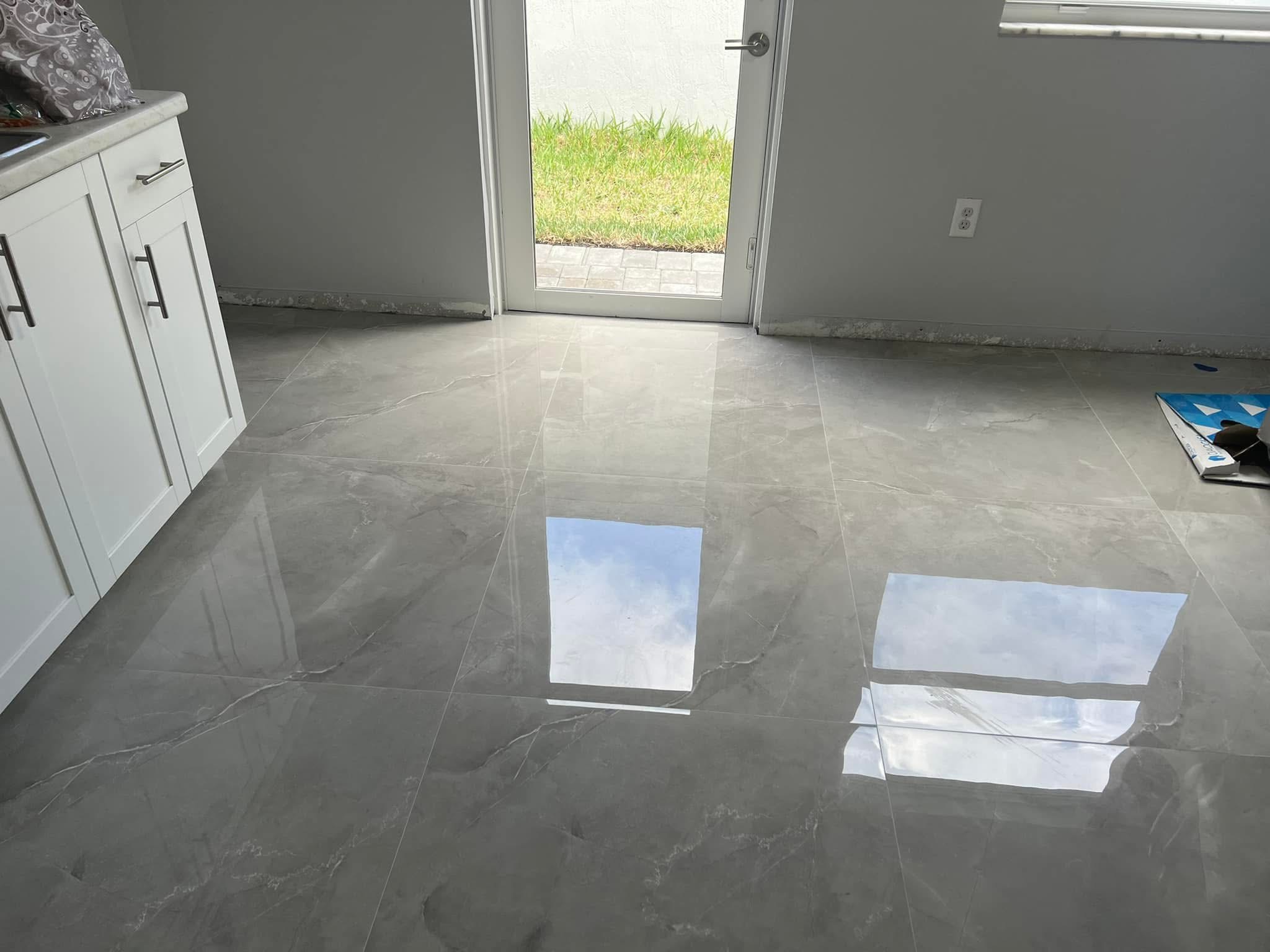 Piso de porcelanato gris brillante instalado