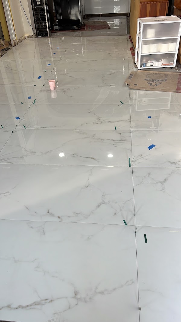 Piso brillante de acabado marmoleado durante remodelación interior