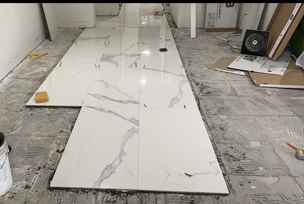 Instalación de piso blanco de gran formato