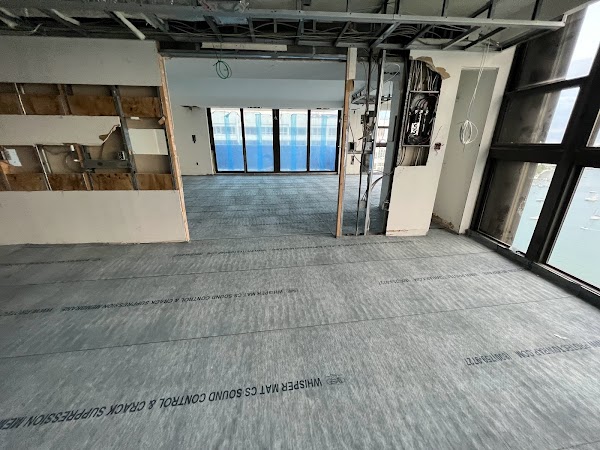 Remodelación interior con membrana instalada sobre el piso