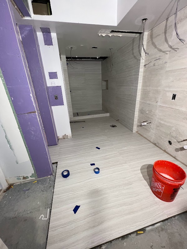 Instalación de piso y revestimiento de paredes en baño