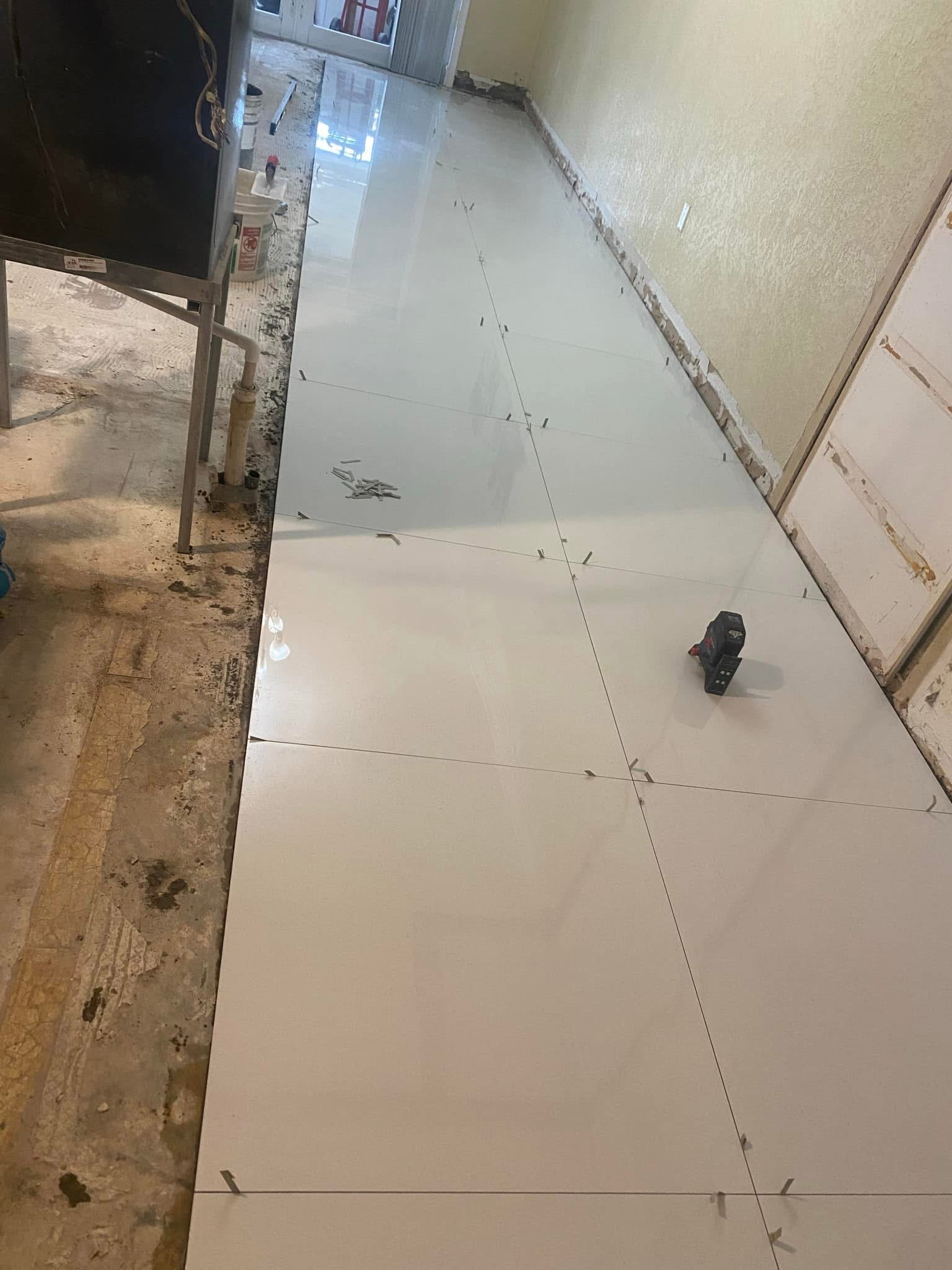Instalación de tile de gran formato en proceso