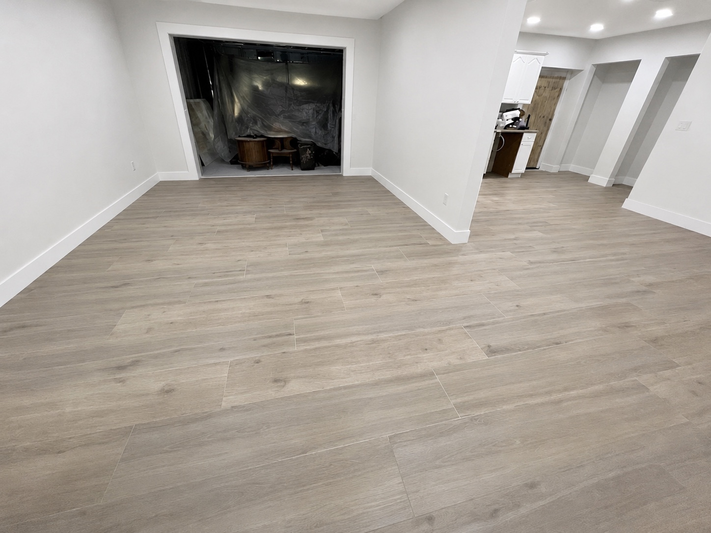 Piso de apariencia madera instalado entre áreas interiores