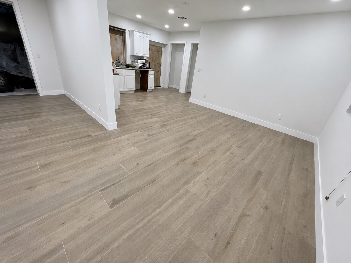 Piso de apariencia madera clara en sala y cocina