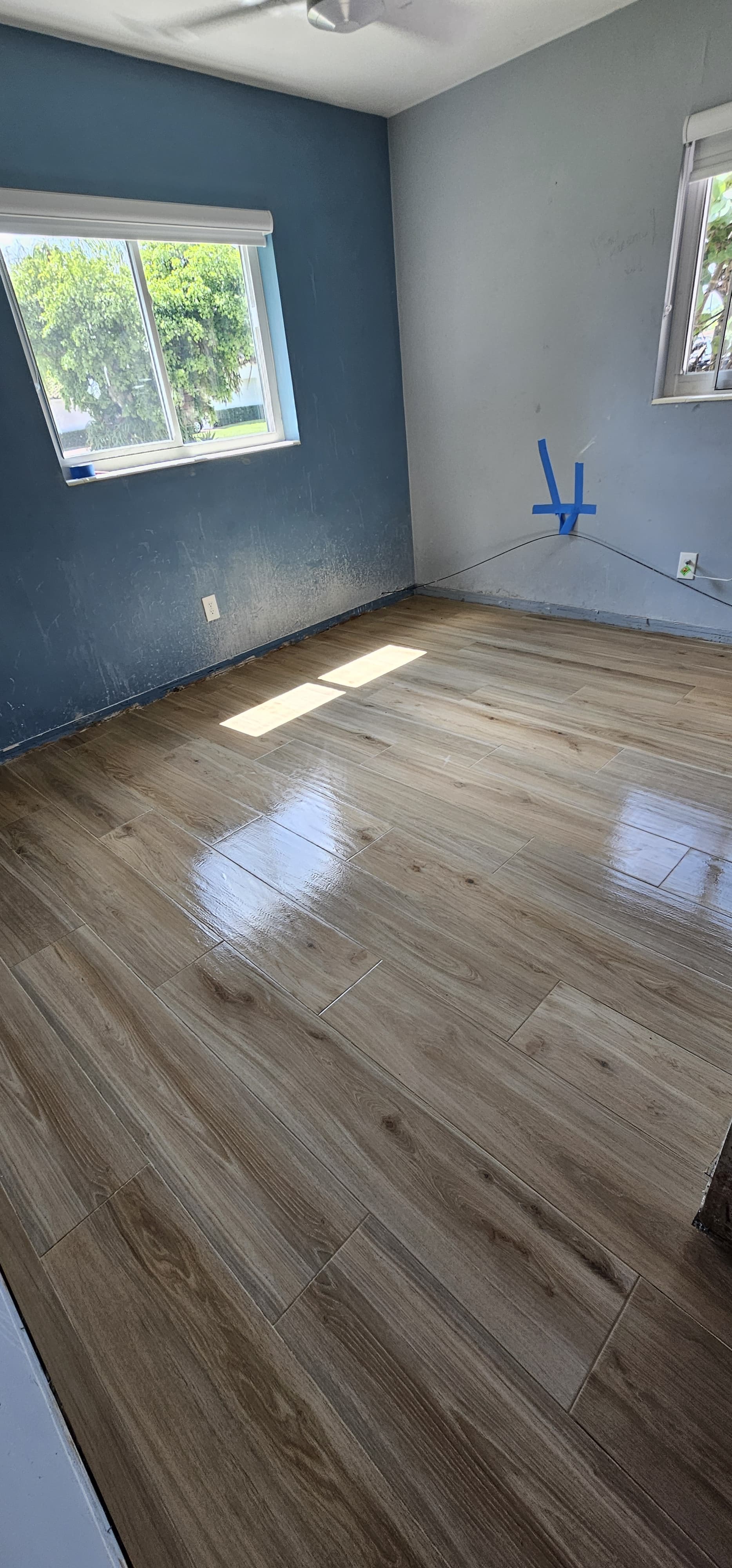 Piso de tile con apariencia madera instalado en habitación durante remodelación